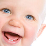 Denti dei neonati: cosa fare in caso di fastidi e dolori